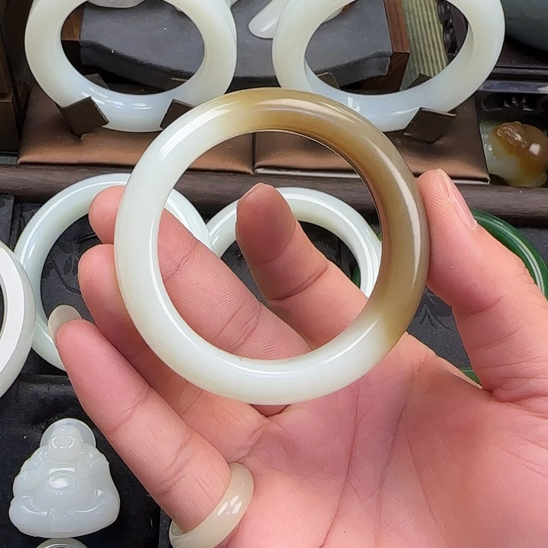 和田玉未镶嵌手镯