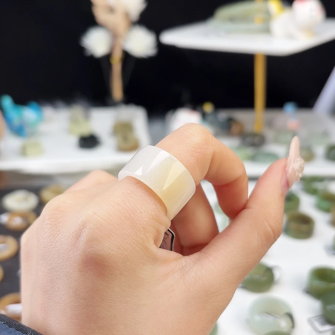 和田玉未镶嵌戒指P73一口糖渐变直切17.3不退换