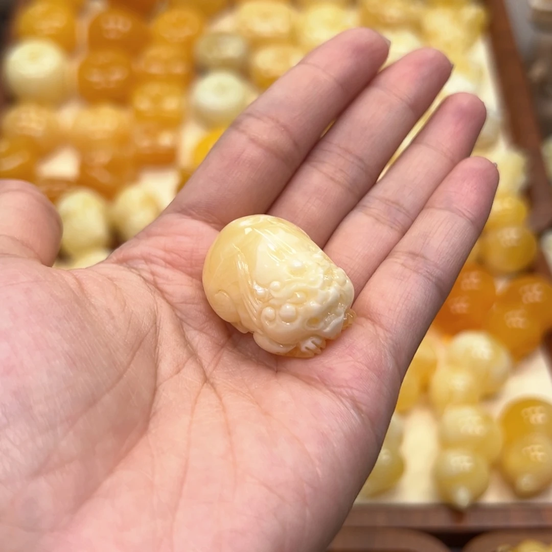 是****琥珀未镶嵌颈饰蜜蜡