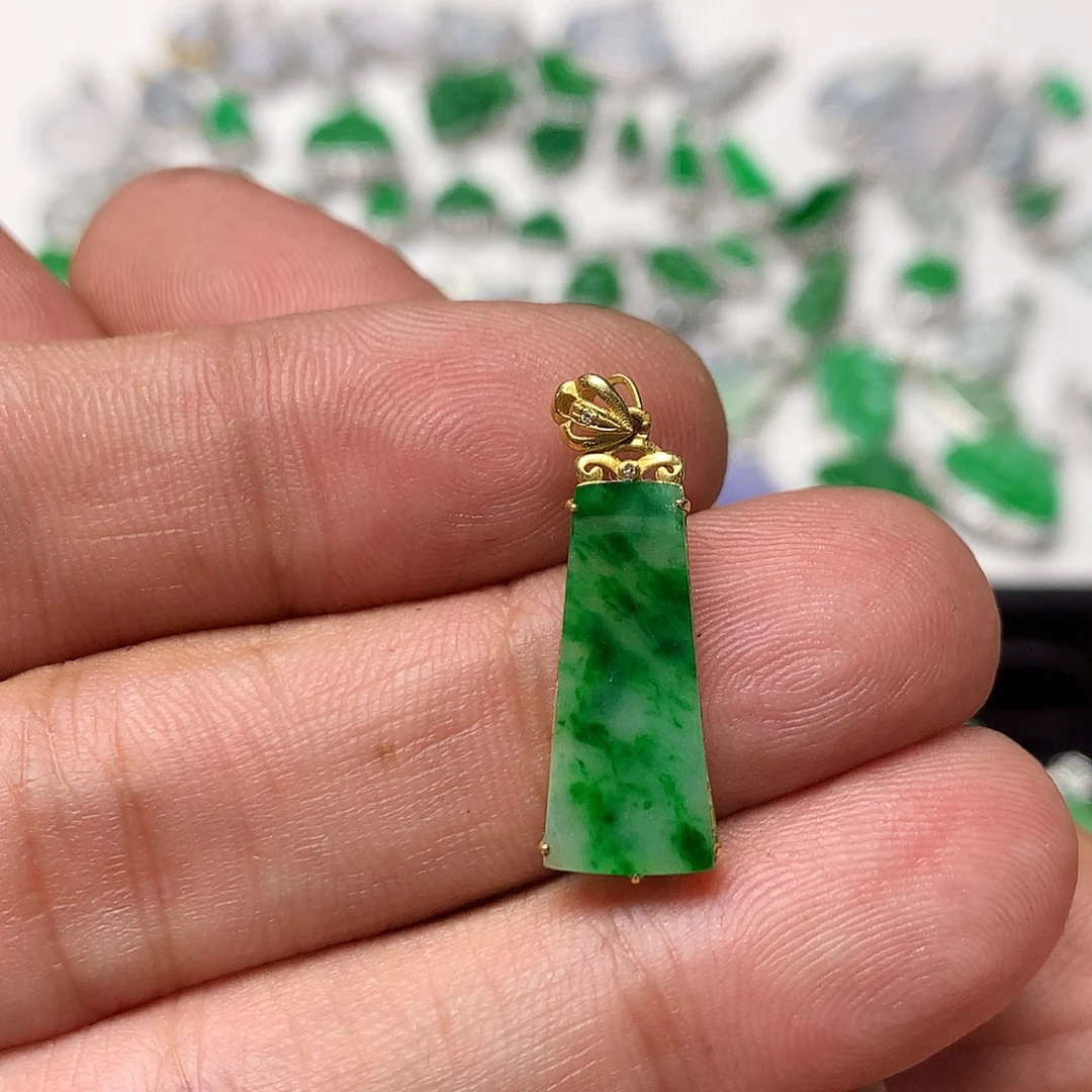 翡翠18K金镶嵌吊坠(不含链)有纹裂