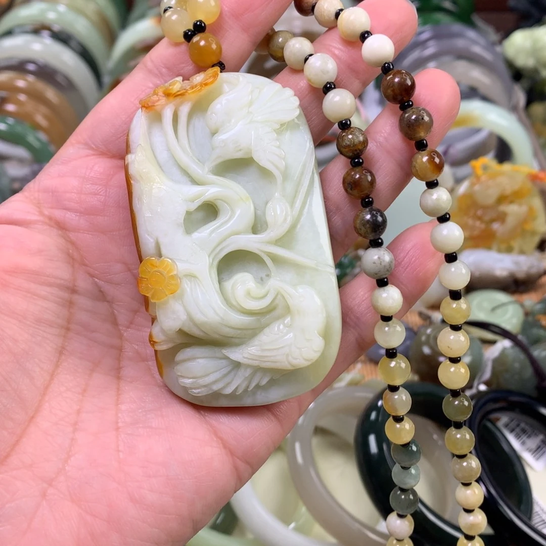 岫玉未镶嵌颈饰喜上眉梢