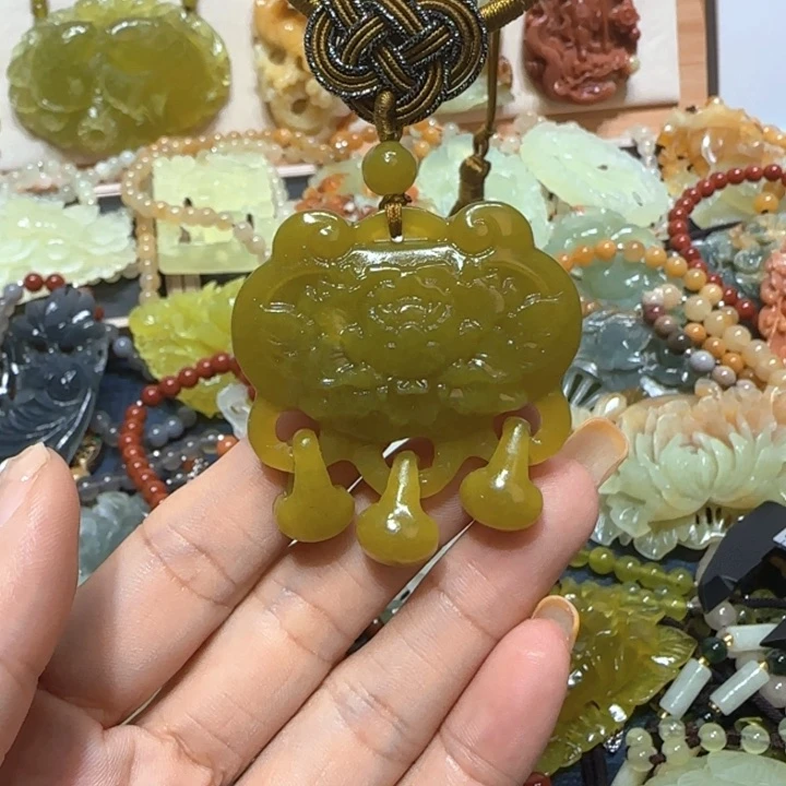 未镶嵌蛇纹石玉吊坠