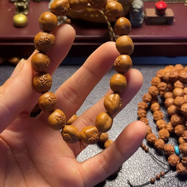龙纹桃核雕刻瑕疵百福