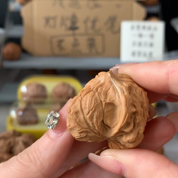 天***顺吊坠文玩核桃异形单只，有瑕疵