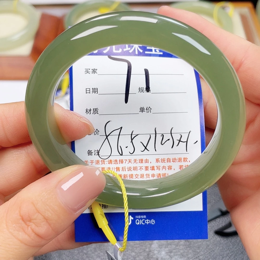 和田玉未镶嵌手镯