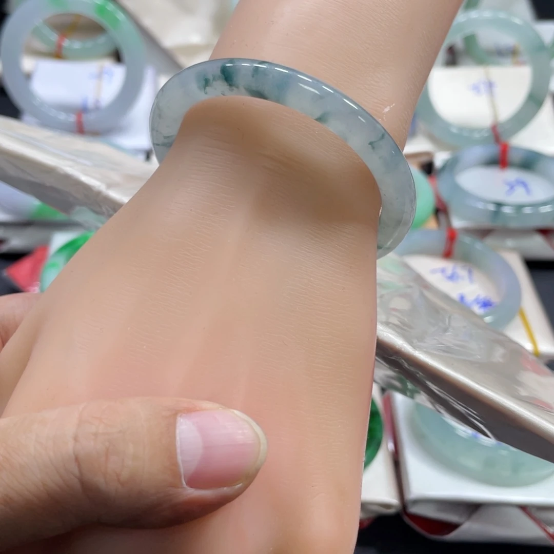 翡翠手镯未镶嵌翡翠