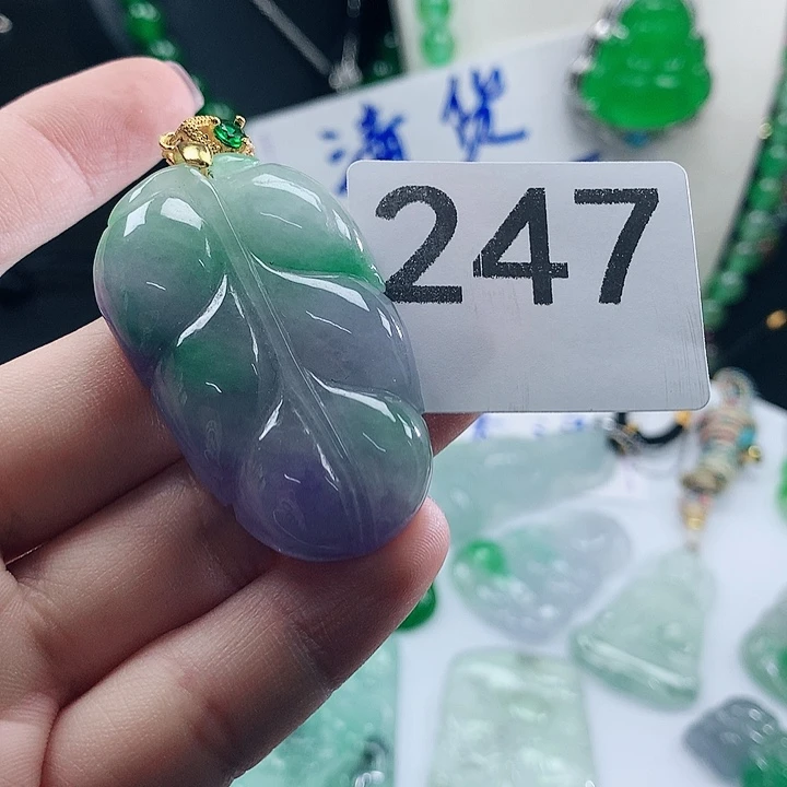翡翠未镶嵌吊坠(赠链)