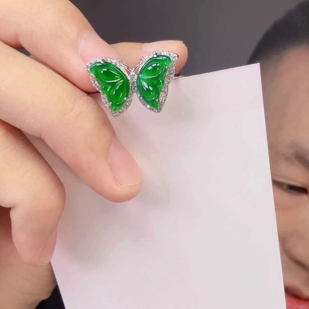 翡翠未镶嵌颈饰一件