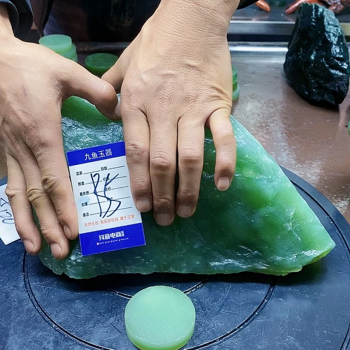 蛇纹石玉原石未镶嵌会****院