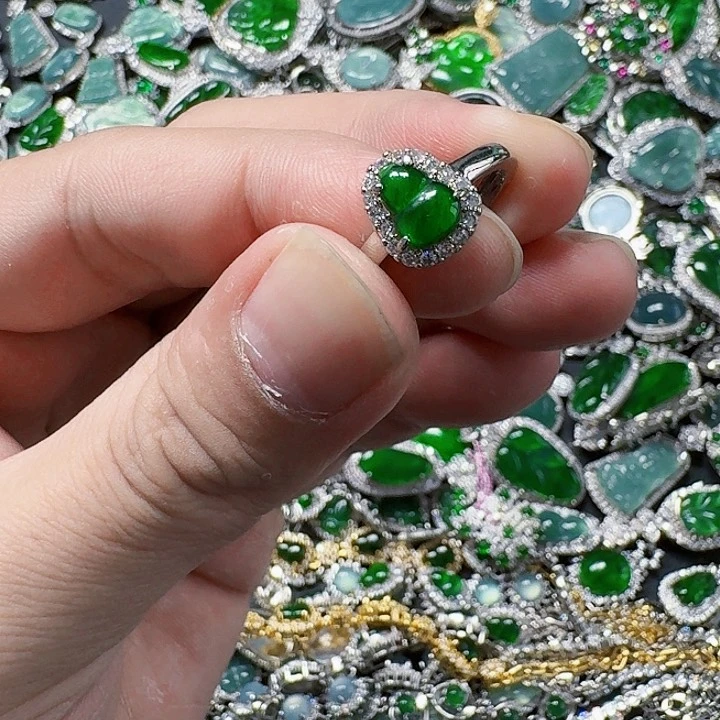 翡翠颈饰未镶嵌天然A货翡翠放漏