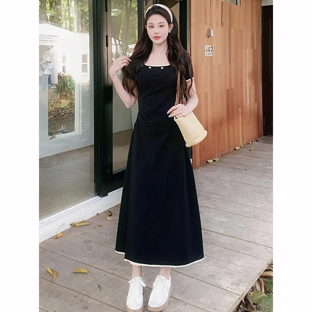 赫本风黑色方领短袖连衣裙女2025夏季新款设计感收腰显瘦法式裙子