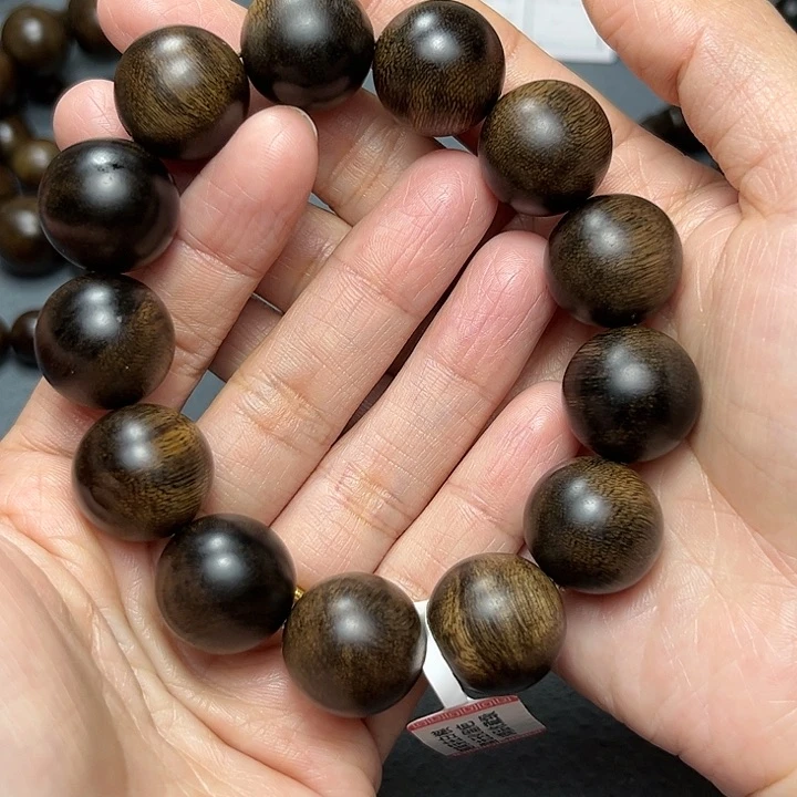 沉香手串河****臣白棋留疤