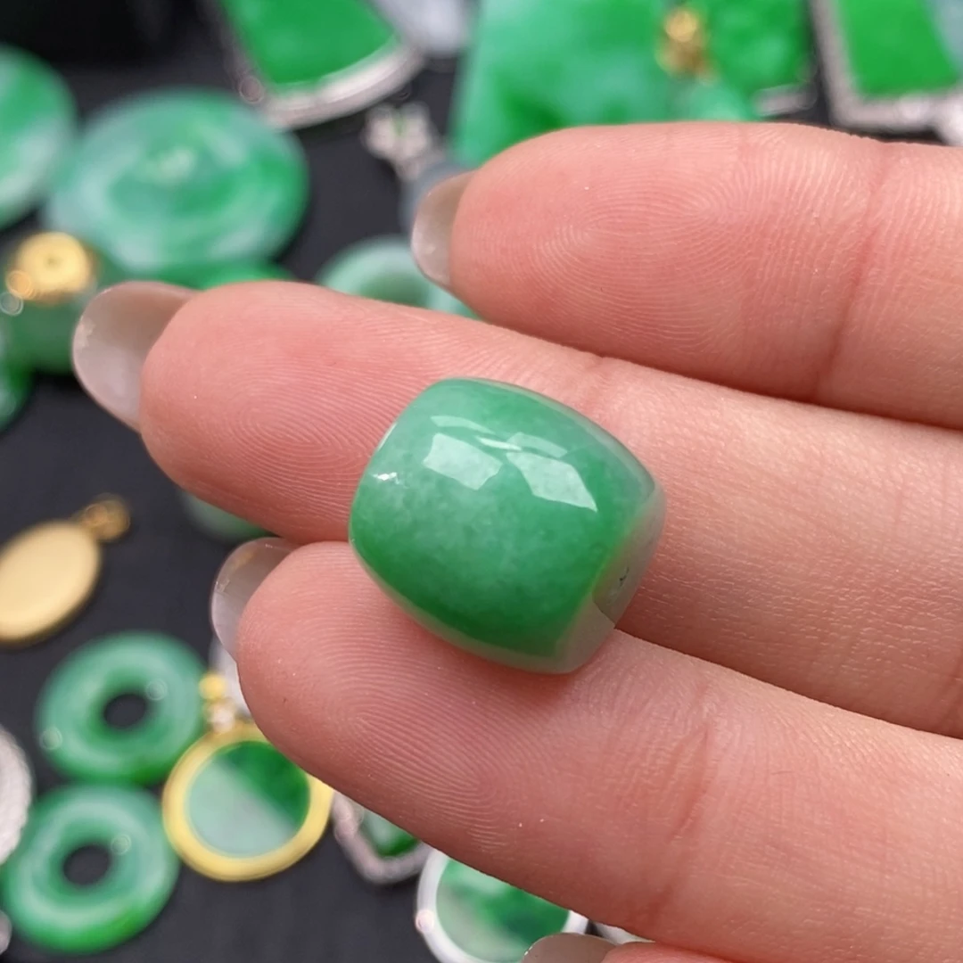 翡翠颈饰未镶嵌小**哥翡翠