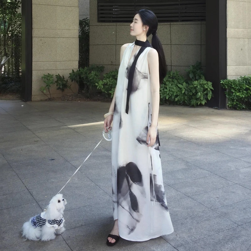 夏日绝美风水墨画晕染白色挂脖连衣裙子女夏2025新款气质收腰长裙