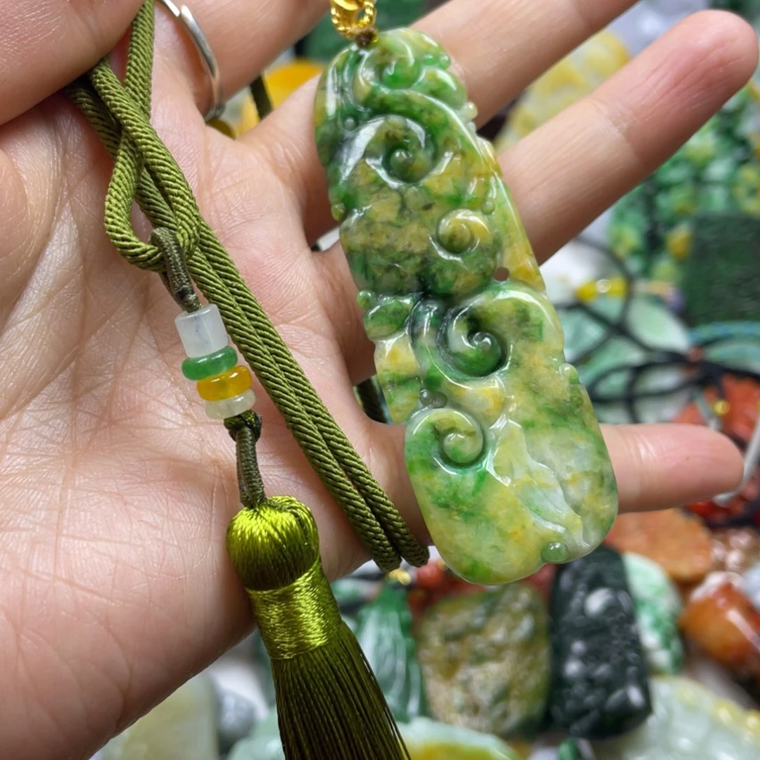 翡翠颈饰未镶嵌李牌子
