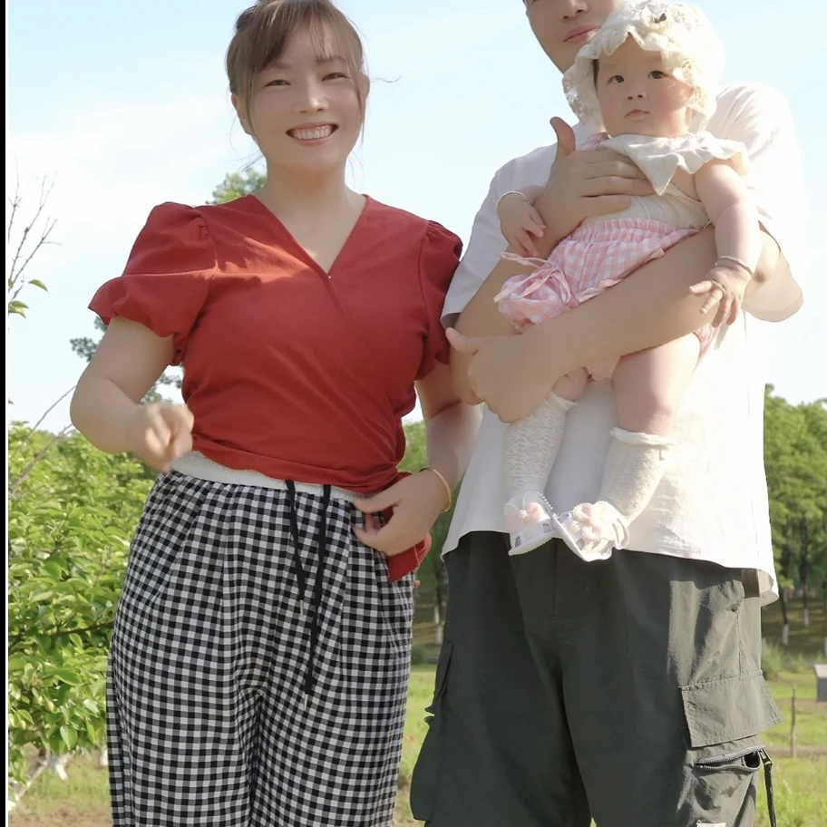 预览 红色上衣黑色格子裤套装