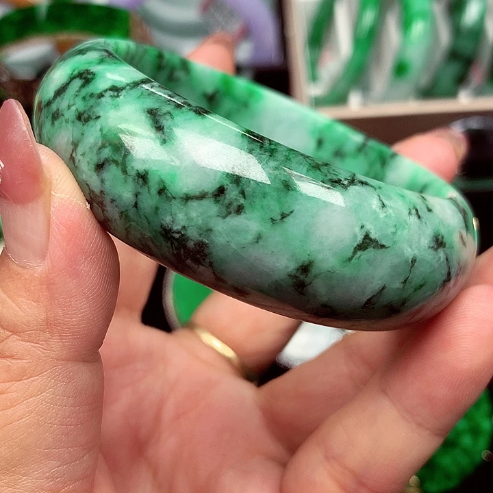 翡翠手镯未镶嵌翡翠