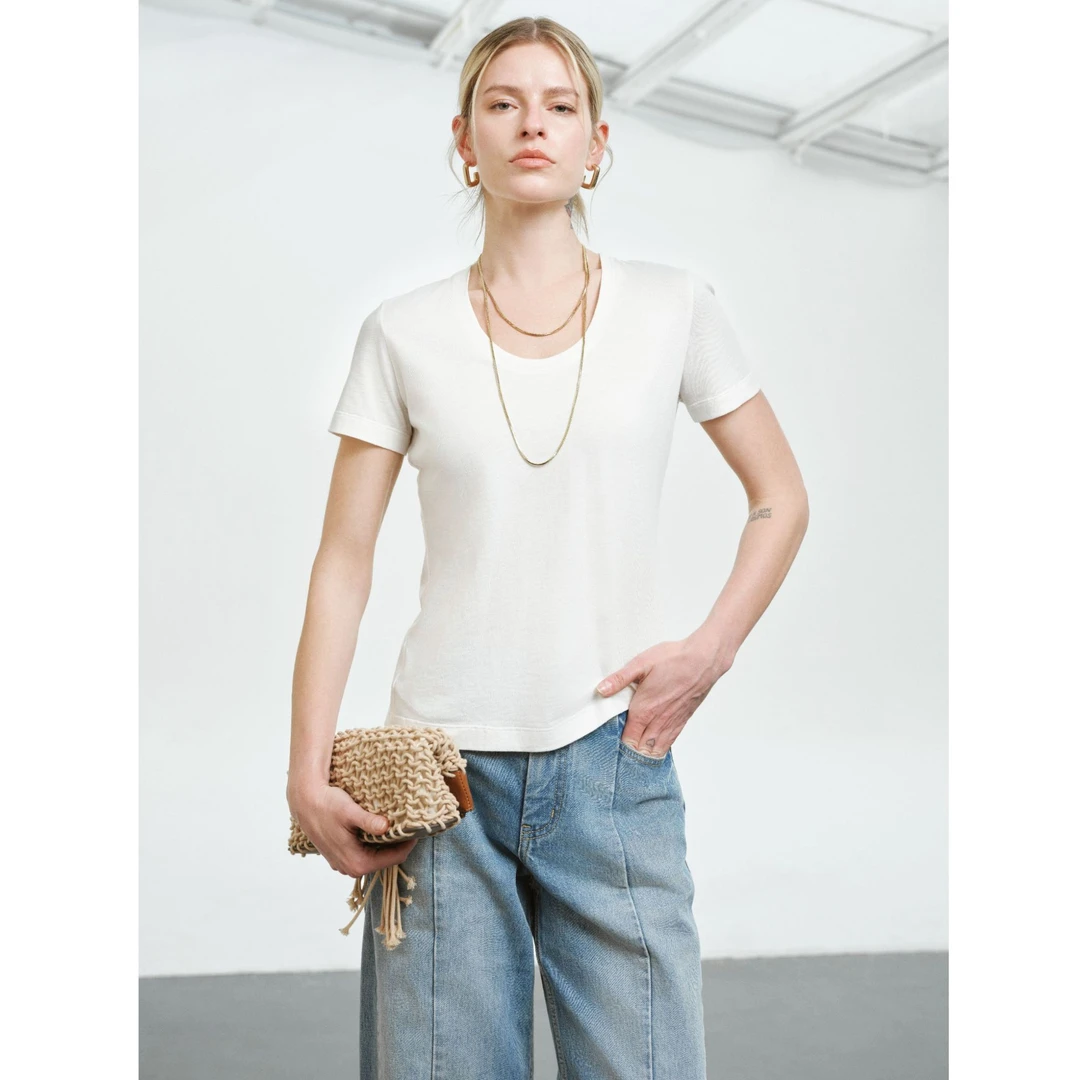 Dettagli/迪塔莉25春夏女时尚通勤超细简约大U领T恤上衣DA25T0053