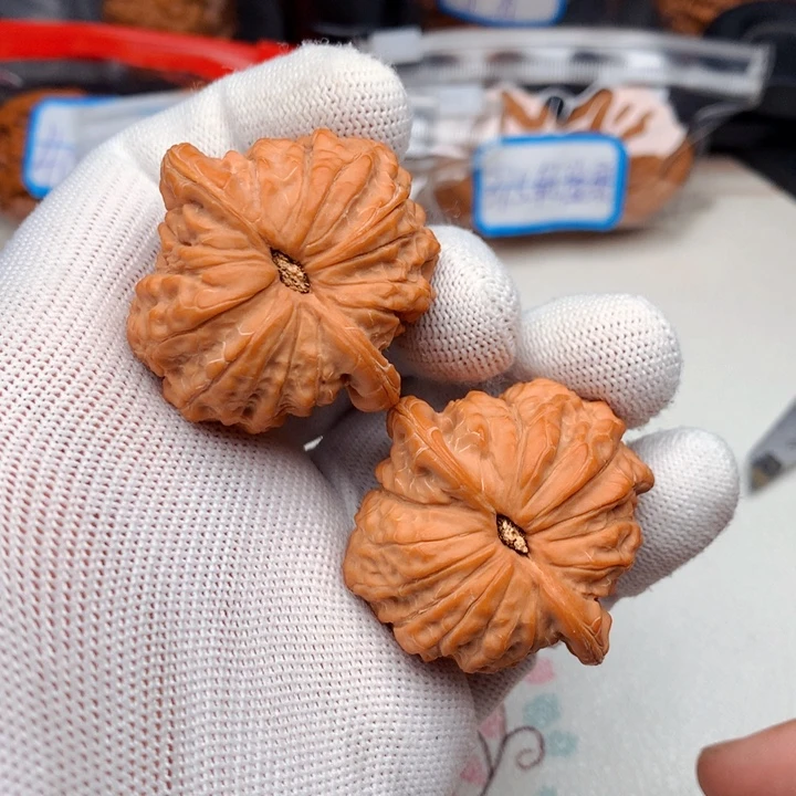 鲁***文玩核桃吊坠血麒麟