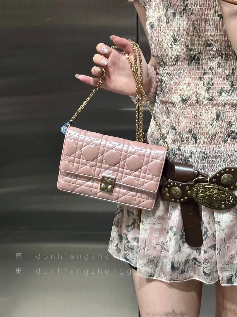95新 DIOR/迪奥 dior 樱花粉珠光woc斜挎包(K)