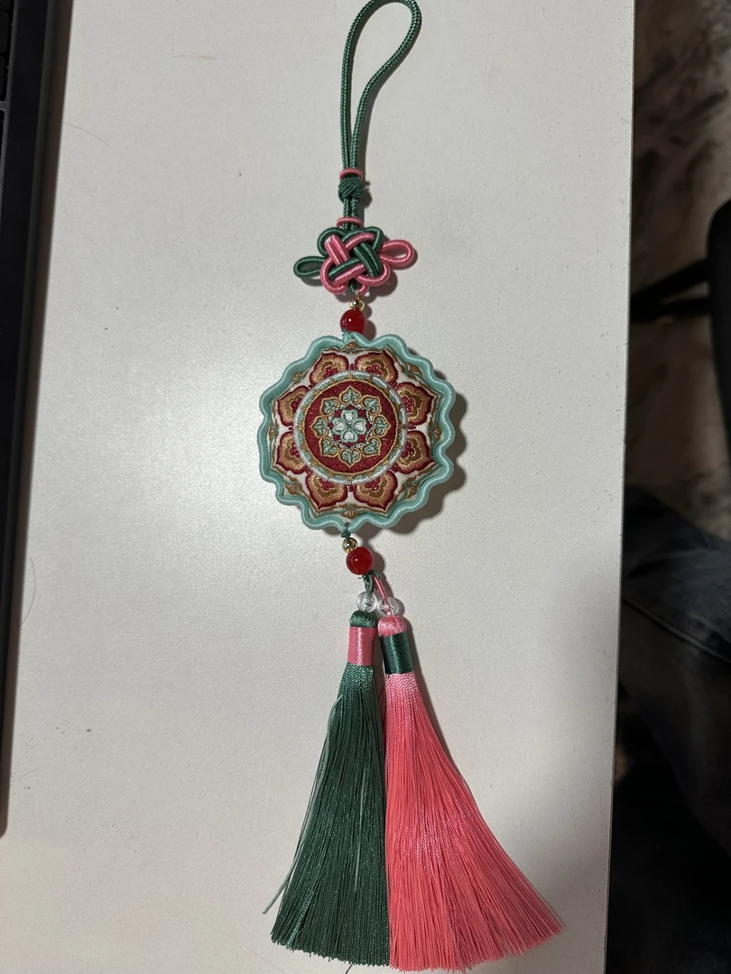 手绣香囊