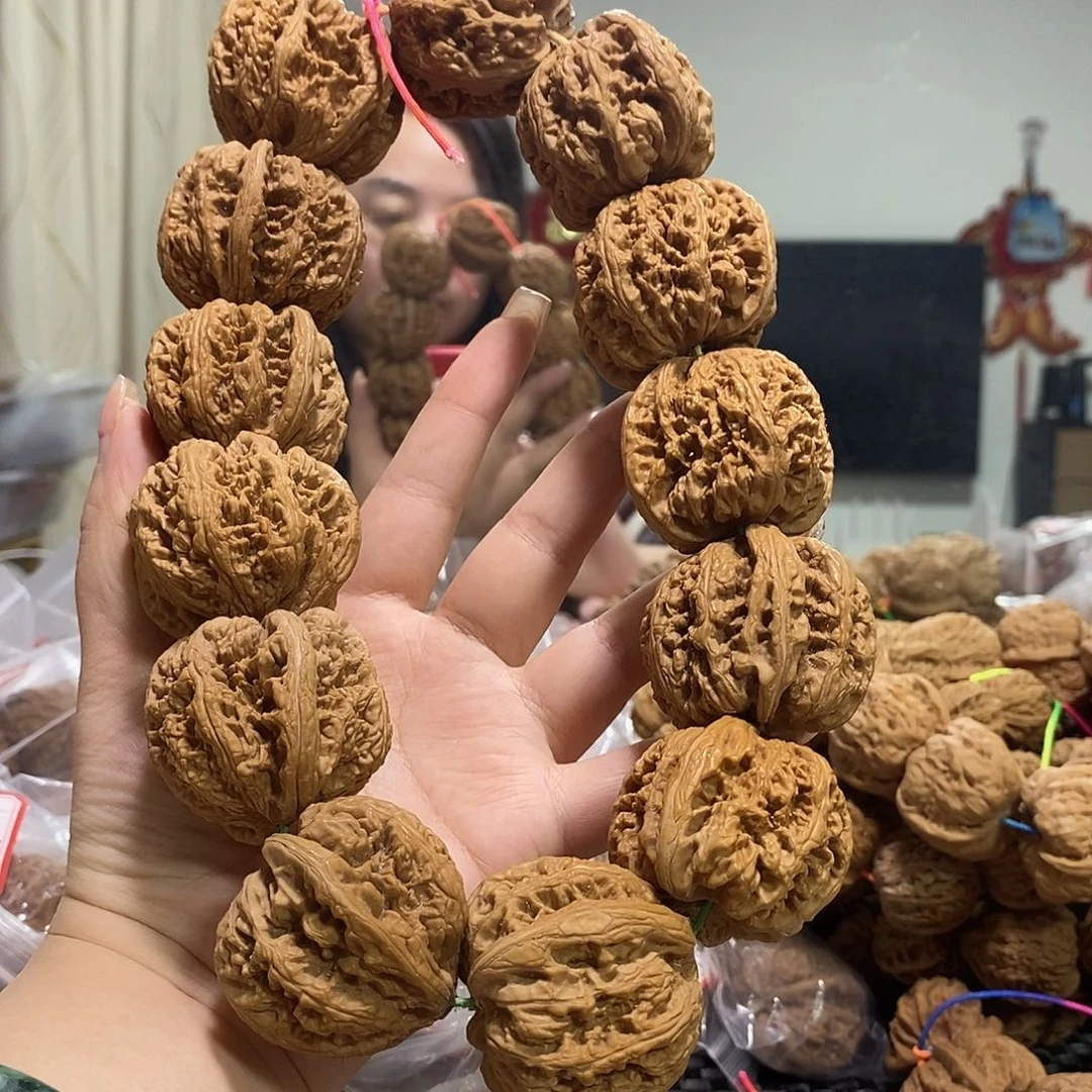 把件文玩核桃?**?大粗筋手持有一个籽不好打底了