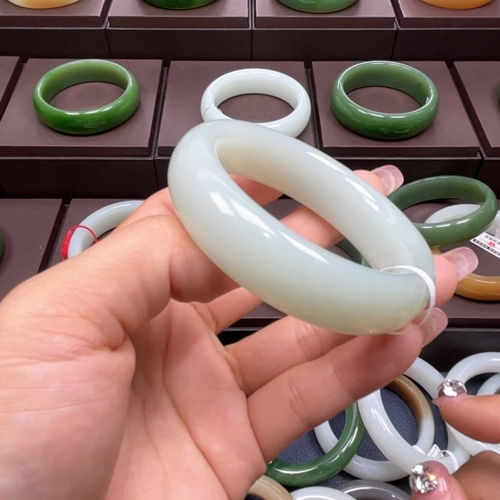 和田玉未镶嵌手镯