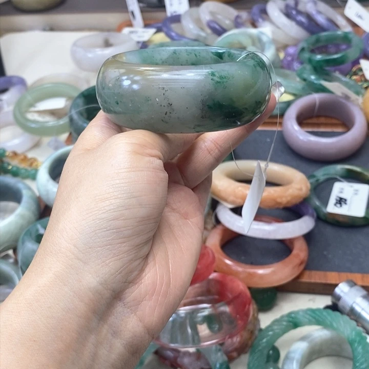 未镶嵌手镯石英质玉帝****。