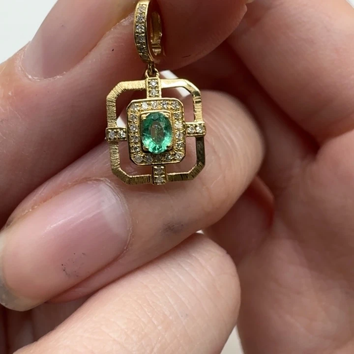 18K金镶嵌祖母绿颈饰