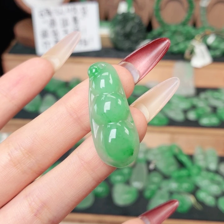 石英质玉（非洲翠）未镶嵌颈饰