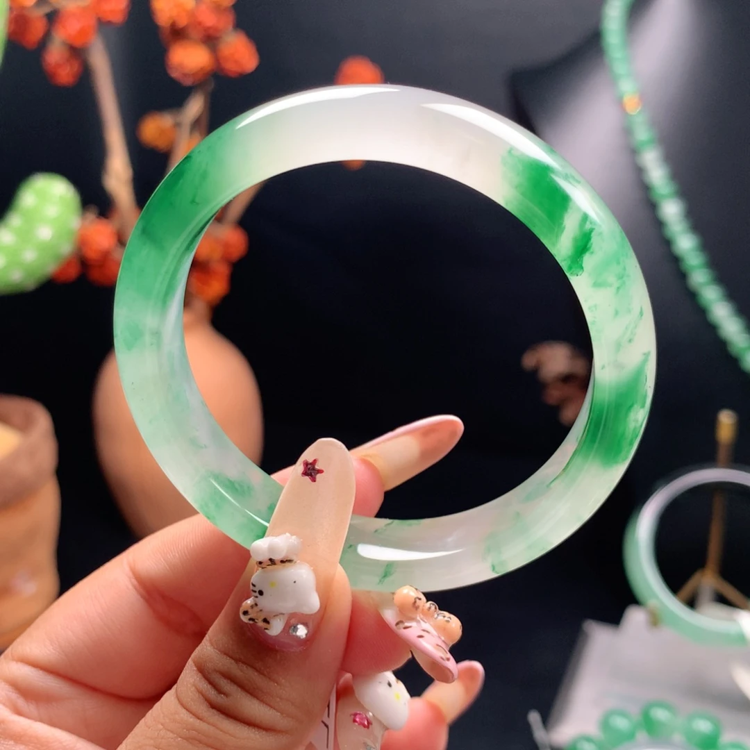 玉****石英质玉未镶嵌镯子