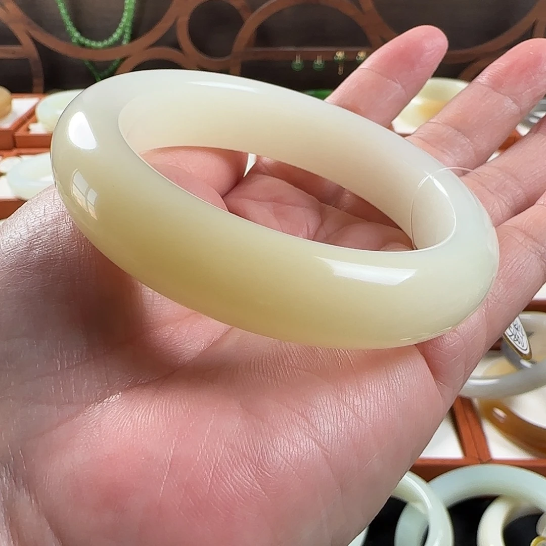 菩***树和田玉未镶嵌手镯