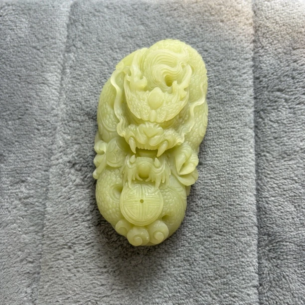 精品和田玉黄口料龙手把件