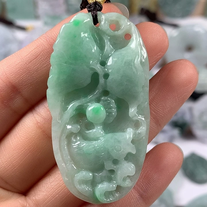 翡翠未镶嵌颈饰和和美美年年有余两面工艺福利