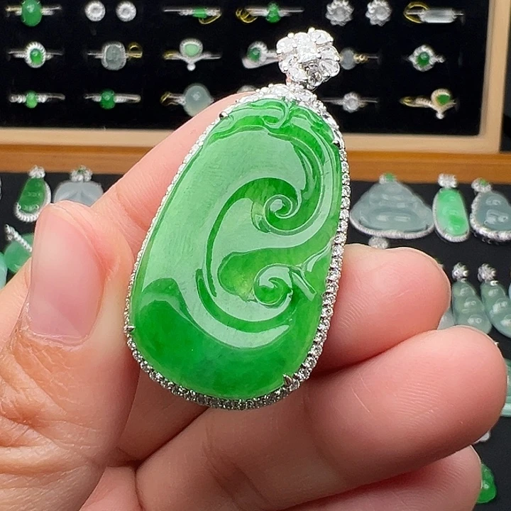 翡翠18K金镶嵌颈饰如意