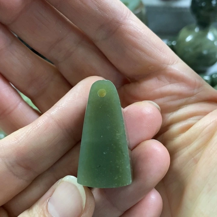 未镶嵌岫岩老玉（透闪石质玉）把件