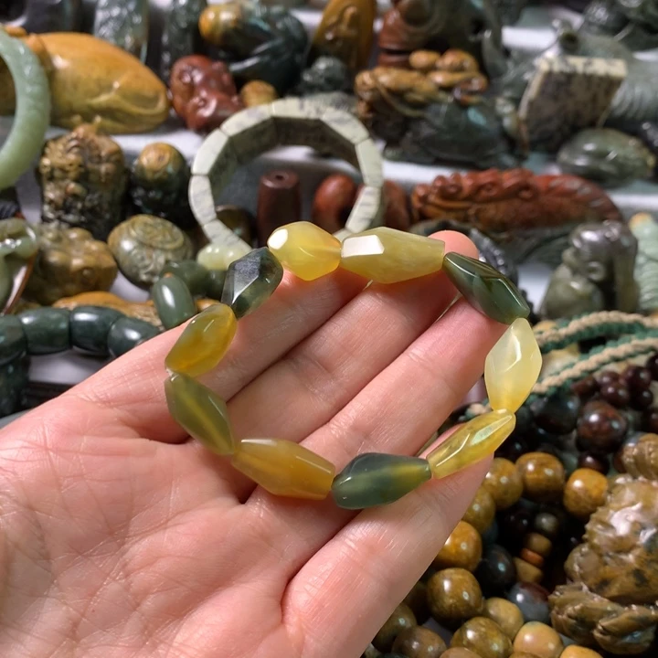 未镶嵌岫岩河磨玉（透闪石质玉）把件