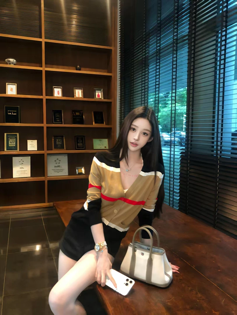 美式复古V领长袖针织衫女2025年秋季新款设计感撞色条纹外套上衣