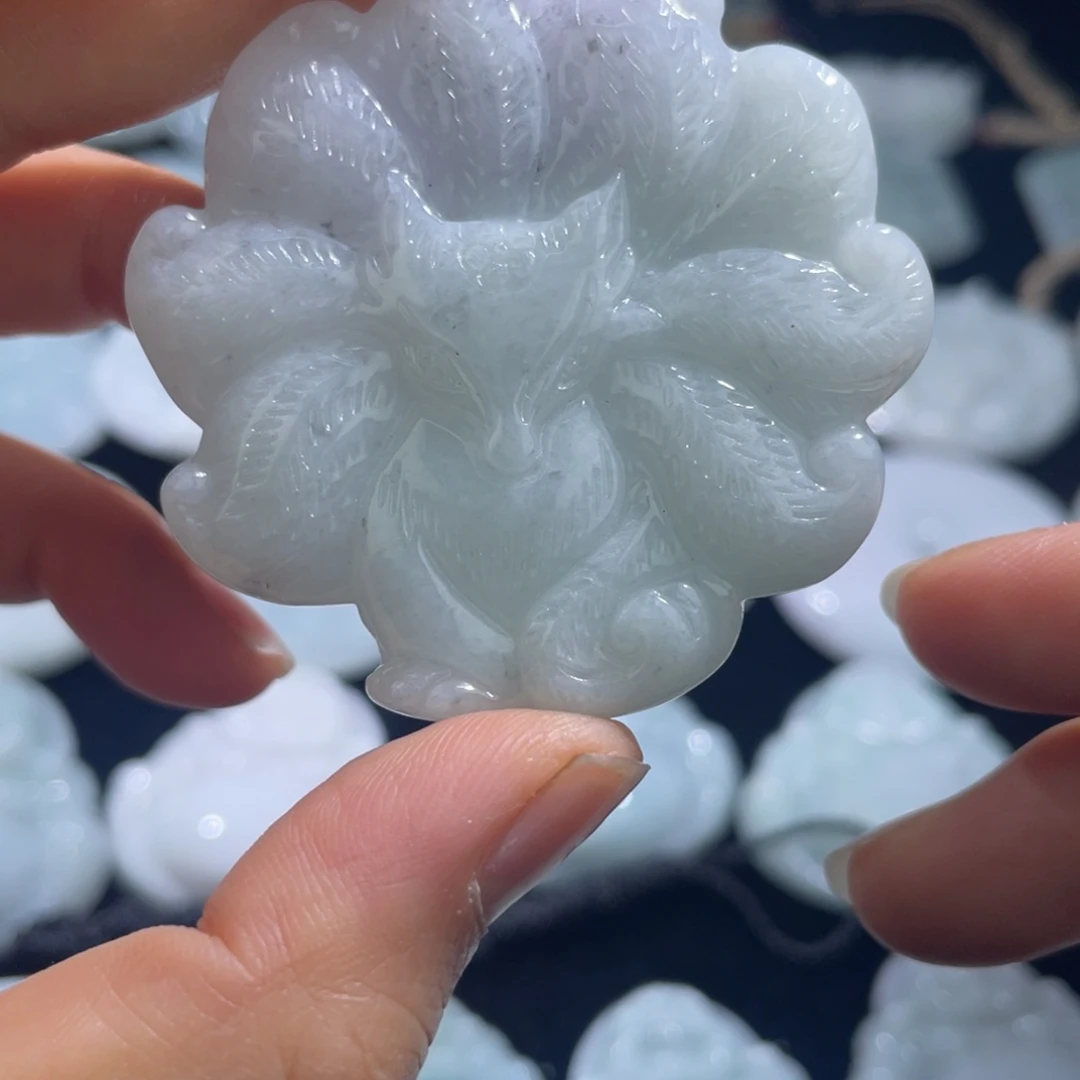 翡翠未镶嵌颈饰狐狸