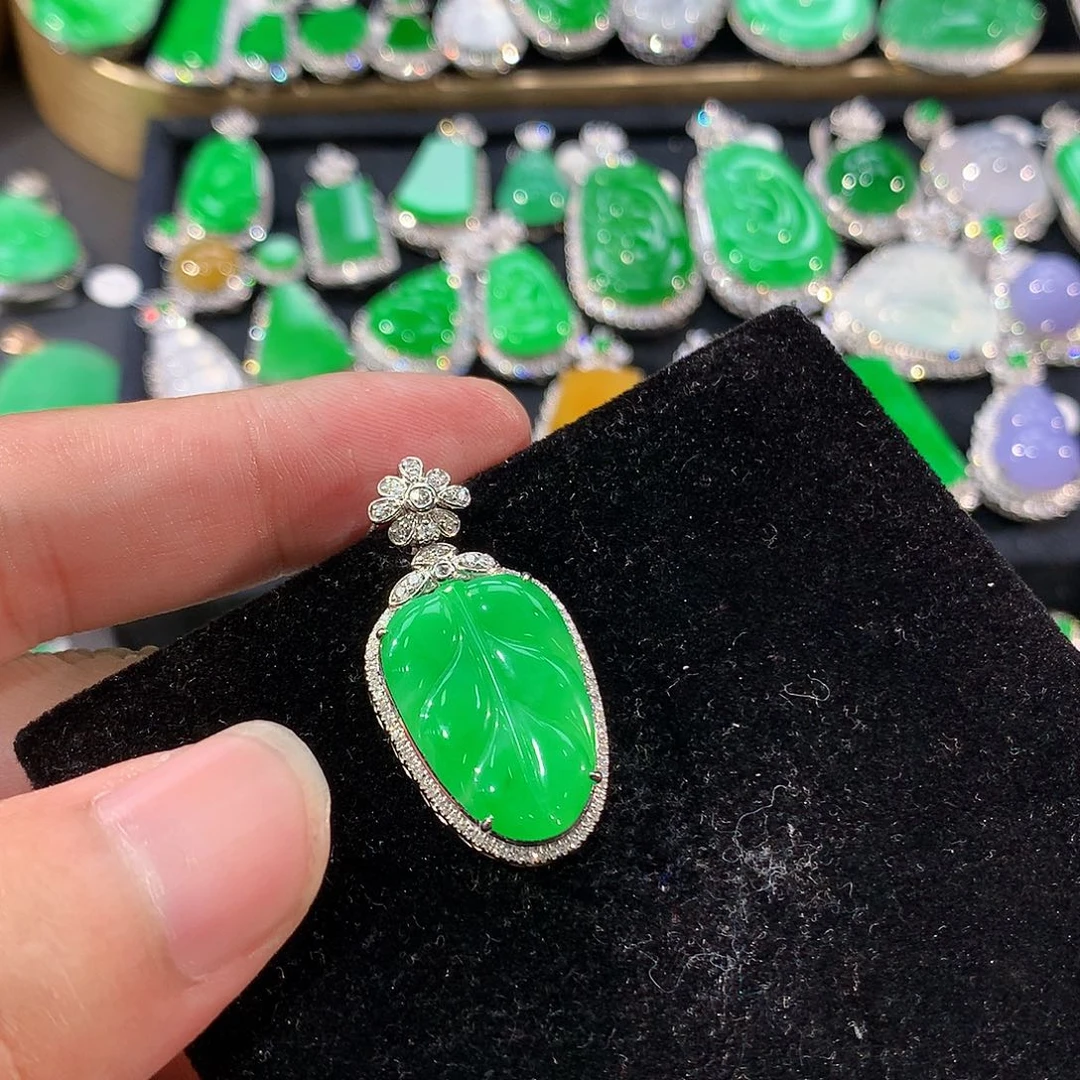 蓝***姬翡翠18K金镶嵌颈饰