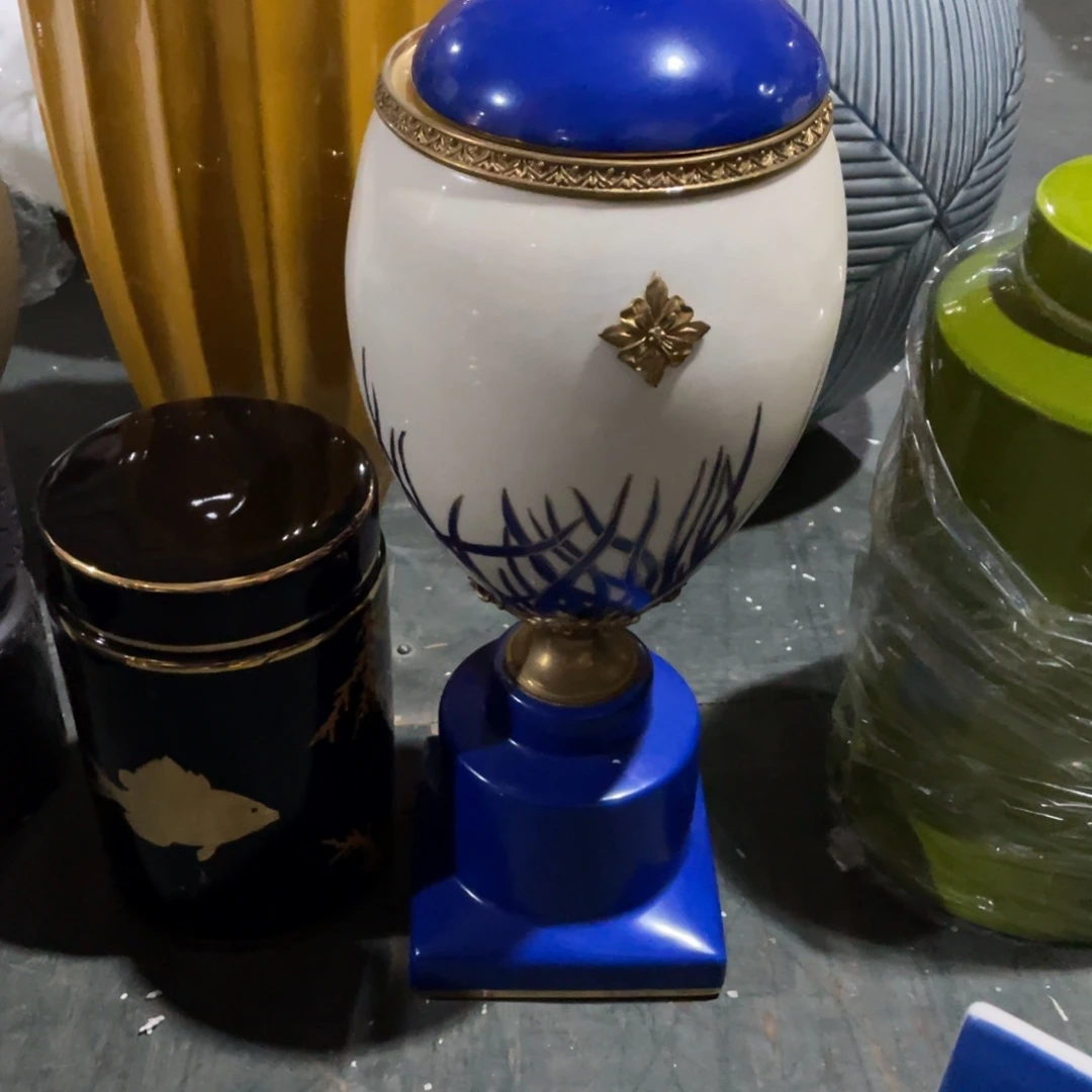 娜*陶瓷花瓶，家居摆件。