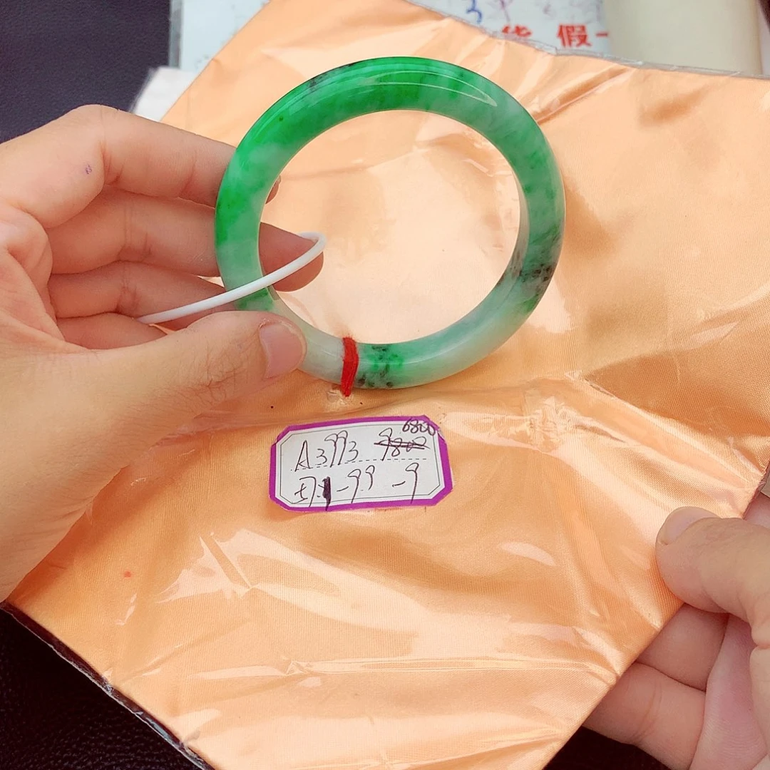 翡翠手镯未镶嵌翡翠