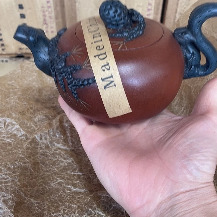 紫砂茶壶原矿泥料手工制作的一把紫砂壶。