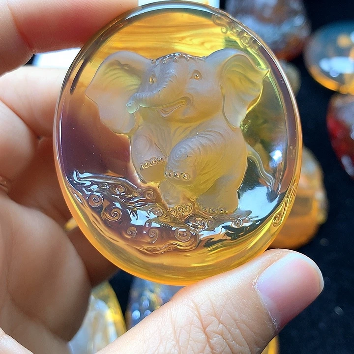 琥珀未镶嵌颈饰大师工雕刻小飞象吊坠