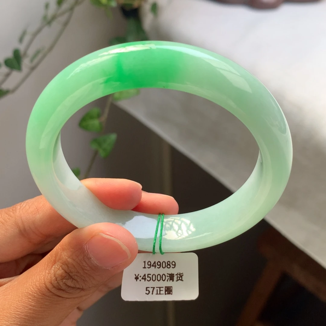 翡翠手镯未镶嵌一手-白底青手镯