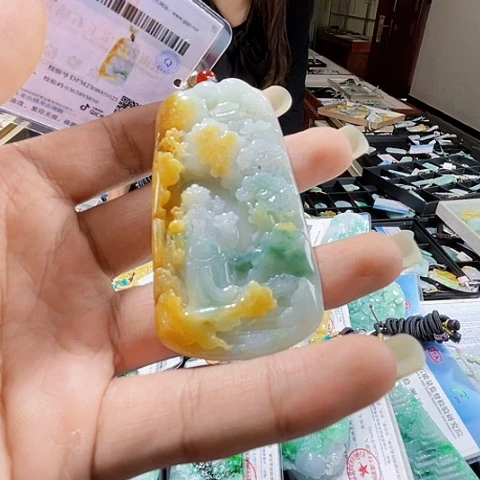 翡翠未镶嵌项圈一个