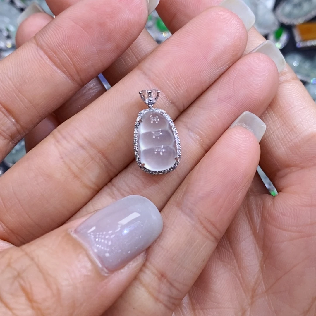 颈饰18K金镶嵌翡翠