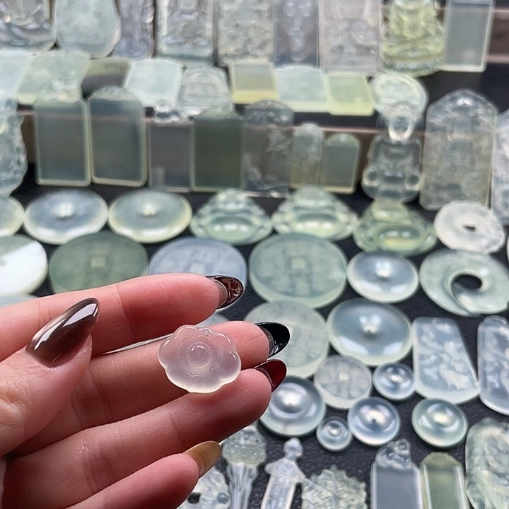 岫玉未镶嵌颈饰如意锁