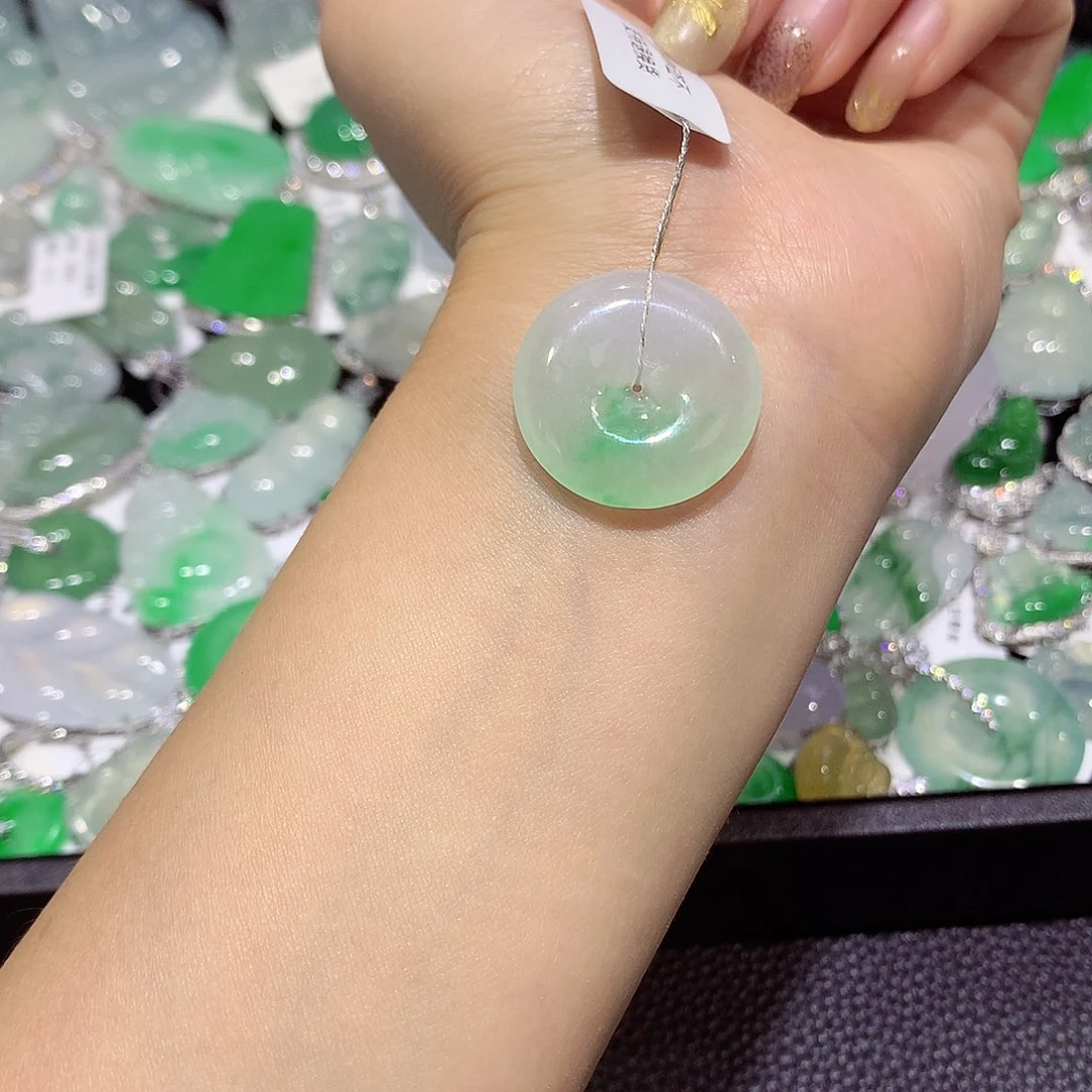 翡翠未镶嵌颈饰扣