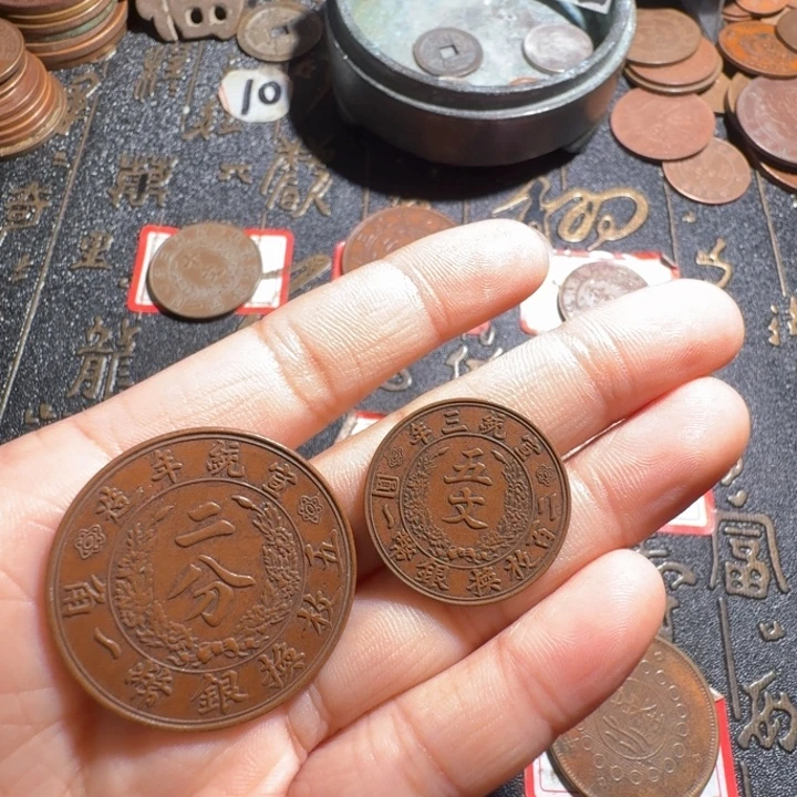 游***7两枚工艺制品铜币摆件